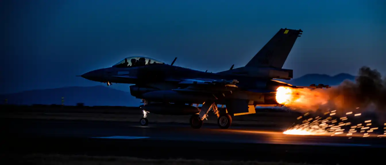 Опасная посадка на Закинфе: как пилот F-16 спасал горящий истребитель