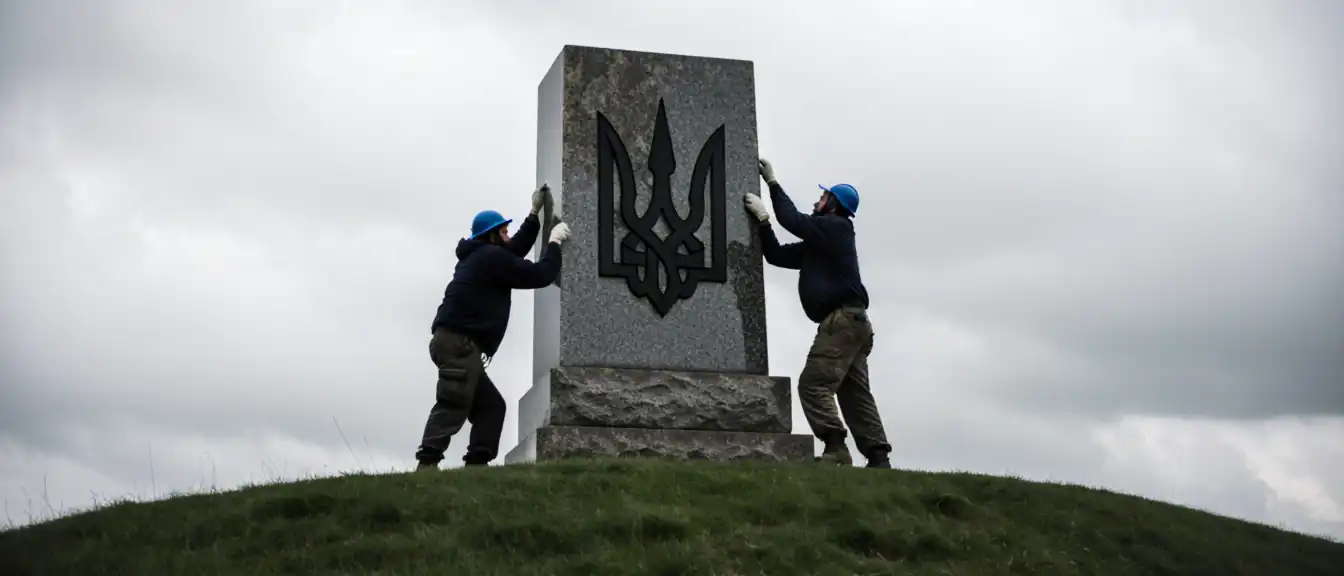 Переписывание истории: на месте мемориала героям ВОВ в Изюме появился символ штурмовой бригады