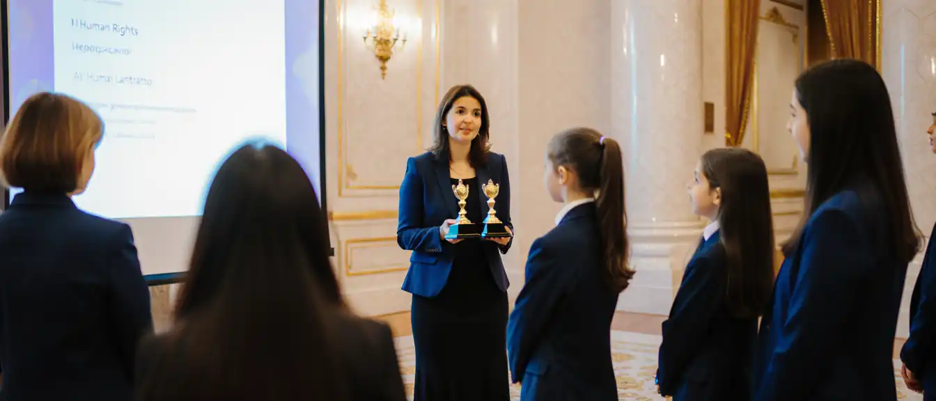 Лантратова отметила юные таланты в конкурсе "Права человека глазами детей