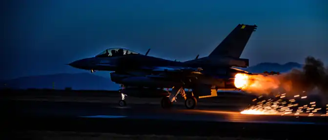 Опасная посадка на Закинфе: как пилот F-16 спасал горящий истребитель