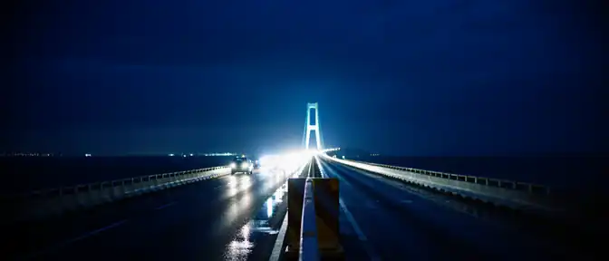 Движение по Крымскому мосту вновь открыто после ночного перекрытия