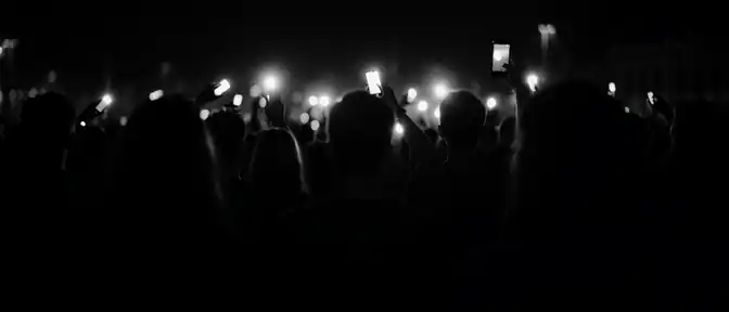 Свет погас, но музыка не смолкла: как белгородцы превратили аварию на концерте в трогательный момент единения