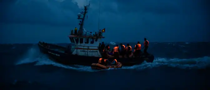 Трагедия в Южно-Китайском море: китайские спасатели вырвали из лап стихии десятки вьетнамских моряков